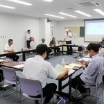 吉川地域に設置する小中一貫校の基本構想案が示された地域協議会の会合＝吉川町公民館