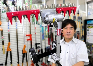 三木金物ニューハードウェア賞で金賞に選ばれた草刈り用Ｔ型バリカン＝三木市大村、ニシガキ工業