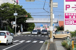 大型店舗が並ぶ県道正法寺三木停車場線＝三木市大村