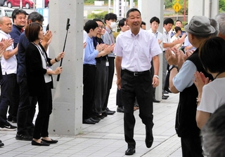 市職員や市民に迎えられて登庁する仲田一彦氏＝三木市役所