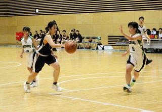 バスケットボール女子で接戦を繰り広げる別所と緑が丘の選手＝三木山総合公園総合体育館