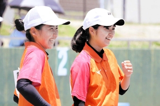 ソフトテニス女子個人で優勝を果たした緑が丘の西山美紅選手（右）、松森百香選手のペア＝吉川総合公園テニスコート