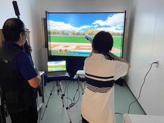 射撃シミュレーターの利用風景（県立総合射撃場提供）