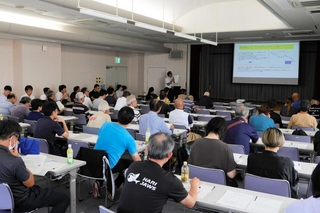 「みきティブ」への参加を検討する団体担当者が集まった説明会＝三木市立教育センター