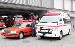 売却される消防指令車のクラウン（左）と救急車のハイメディック。いずれも高値が期待される＝三木市福井