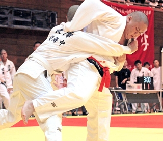柔道男子団体決勝、大将戦を制した小野の鈴木勇信選手（右）＝高砂市総合体育館