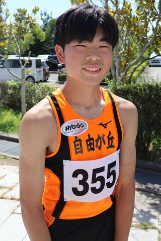 陸上男子共通走り幅跳びと三段跳びの２冠を達成した自由が丘の坂田晴選手＝加古川運動公園陸上競技場