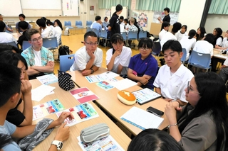 多様な文化を理解しようと話し合う高校生ら＝三木高校