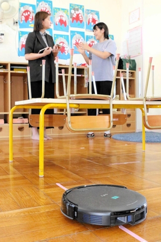 保育士の負担軽減を目指して黙々と動き回ったロボット掃除機＝三木市別所町巴、別所認定こども園