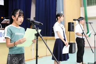 ユネスコ憲章の前文を朗読する子どもら＝自由が丘公民館