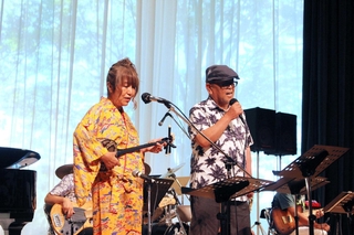 妻が三線を演奏し、熱唱する夫＝県立三木山森林公園音楽ホール
