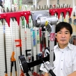 三木金物ニューハードウェア賞で金賞に選ばれた草刈り用Ｔ型バリカン＝三木市大村、ニシガキ工業