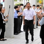 市職員や市民に迎えられて登庁する仲田一彦氏＝三木市役所