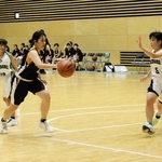 バスケットボール女子で接戦を繰り広げる別所と緑が丘の選手＝三木山総合公園総合体育館