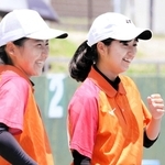 ソフトテニス女子個人で優勝を果たした緑が丘の西山美紅選手（右）、松森百香選手のペア＝吉川総合公園テニスコート