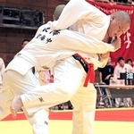 柔道男子団体決勝、大将戦を制した小野の鈴木勇信選手（右）＝高砂市総合体育館