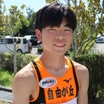 陸上男子共通走り幅跳びと三段跳びの２冠を達成した自由が丘の坂田晴選手＝加古川運動公園陸上競技場
