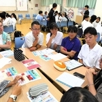 多様な文化を理解しようと話し合う高校生ら＝三木高校