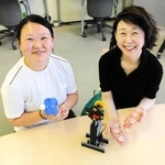 ものづくりが好きで、子ども向けの実験工作教室を企画した藤田恵実さん（左）と母の典子さん＝三木市末広１