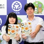 パンフレットを作製した三木北高校の谷口怜大さん（右）と武内美良留さん＝三木市役所