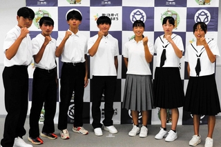 全国中学校体育大会に出場する（左から）坂田晴さん、赤羽隼人さん、長谷川緩羽さん、粂田一平さん、楠光生さん、上阪友香さん、春本心さん＝三木市役所