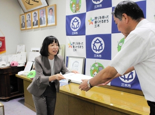 下水道事業についての提言書を仲田一彦市長に手渡す瓦田沙季教授＝三木市役所