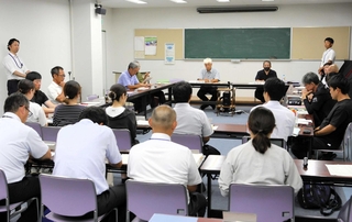 意見交換する地域協議会のメンバーら＝吉川町公民館
