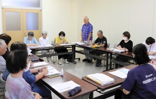 公開講座「認知症しあわせ計画」の開催に向けて意見交換する市内のカフェ運営者ら＝三木市末広１、市民活動センター