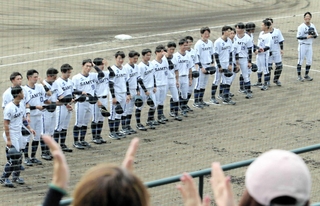 チーム発足後、初めての公式戦に挑んだサムティ硬式野球部の選手たち＝姫路市ウインク球場