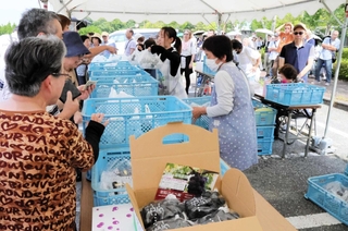 約１５０人が行列をつくり、ブドウを買い求めた＝三木市福井