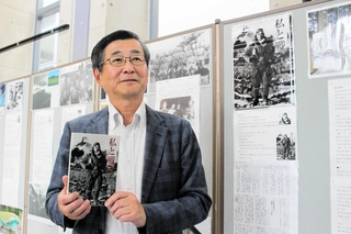 特攻隊員だった当山幸一さんが残した手記を本「私と戦争」にまとめた次男の明彦さん＝三木市役所
