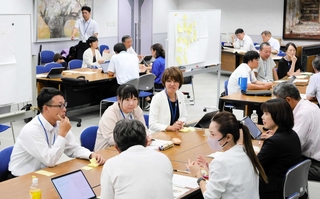 意見交換する保護者と三木市議会議員＝三木市役所
