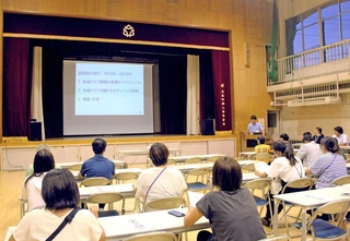 地域クラブ「みきティブ」について説明を受ける保護者や子どもたち＝三木市志染町井上、志染町公民館