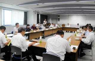 「別所ふれあいバス」の廃止などが協議された三木市地域公共交通検討会議＝三木市役所