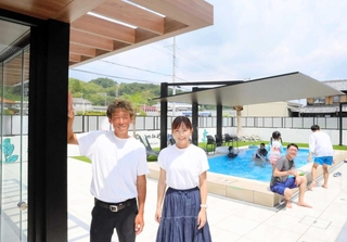 人気のレンタルスペースで笑みを浮かべる藤ＳＡＫＡＮの藤枝譲社長（左）と妻の絵里さん＝三木市吉川町鍛治屋