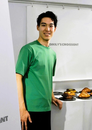 ポップアップストアでクロワッサンの魅力を伝える松山大樹さん＝神戸市中央区