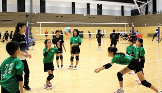 トップ選手に教わりながら交流を楽しむ子どもら＝三木山総合公園総合体育館