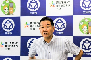 三木市の２０２４年度決算見込みについて説明する仲田一彦市長＝三木市役所