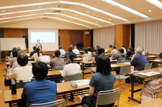 日本語学習を分かりやすく支援するこつを学ぶ受講生ら＝自由が丘公民館