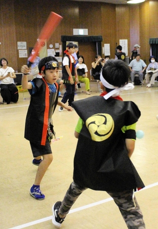 「別所軍」と「羽柴軍」に分かれてチャンバラ合戦する子どもら＝中央公民館