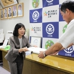 下水道事業についての提言書を仲田一彦市長に手渡す瓦田沙季教授＝三木市役所