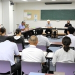 意見交換する地域協議会のメンバーら＝吉川町公民館
