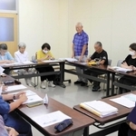 公開講座「認知症しあわせ計画」の開催に向けて意見交換する市内のカフェ運営者ら＝三木市末広１、市民活動センター