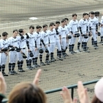 チーム発足後、初めての公式戦に挑んだサムティ硬式野球部の選手たち＝姫路市ウインク球場
