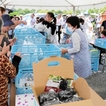 約１５０人が行列をつくり、ブドウを買い求めた＝三木市福井