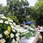白菊を手向け、手を合わせる遺族ら＝三木市上の丸町