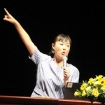 紛争地域などで撮影した写真をスライド上映しながら話すフォトジャーナリストの安田菜津紀さん＝三木市文化会館