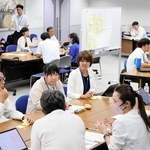 意見交換する保護者と三木市議会議員＝三木市役所
