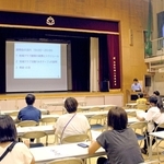 地域クラブ「みきティブ」について説明を受ける保護者や子どもたち＝三木市志染町井上、志染町公民館