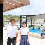 人気のレンタルスペースで笑みを浮かべる藤ＳＡＫＡＮの藤枝譲社長（左）と妻の絵里さん＝三木市吉川町鍛治屋